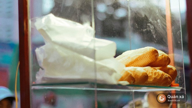 Bánh mì hến - món mới cực lạ đang gây sốt ở Sài Gòn - Ảnh 1.