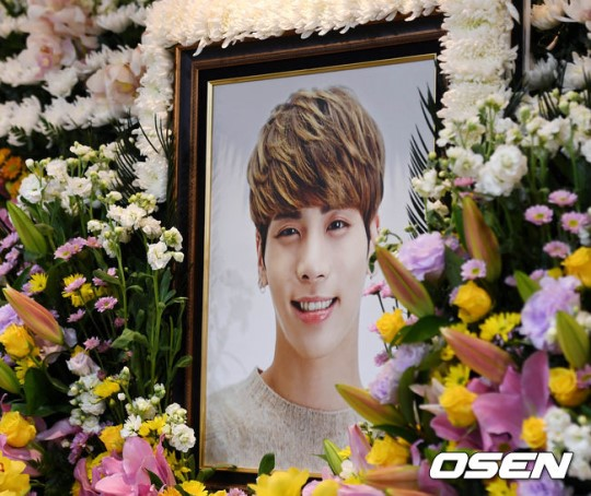 Gần 1000 người hâm mộ òa khóc khi nói lời tiễn biệt cuối cùng tại tang lễ Jonghyun (SHINee) - Ảnh 7.