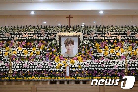 Gần 1000 người hâm mộ òa khóc khi nói lời tiễn biệt cuối cùng tại tang lễ Jonghyun (SHINee) - Ảnh 5.