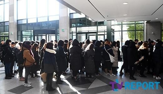 Gần 1000 người hâm mộ òa khóc khi nói lời tiễn biệt cuối cùng tại tang lễ Jonghyun (SHINee) - Ảnh 2.