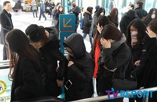 Gần 1000 người hâm mộ òa khóc khi nói lời tiễn biệt cuối cùng tại tang lễ Jonghyun (SHINee) - Ảnh 1.