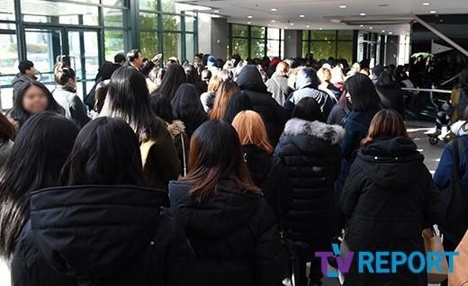Gần 1000 người hâm mộ òa khóc khi nói lời tiễn biệt cuối cùng tại tang lễ Jonghyun (SHINee) - Ảnh 3.