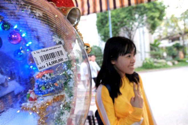Cận ngày Giáng sinh, trái châu nhập khẩu từ Mỹ tiền triệu vẫn tấp nập người mua tại “chợ Noel” nổi tiếng Sài Gòn - Ảnh 1.