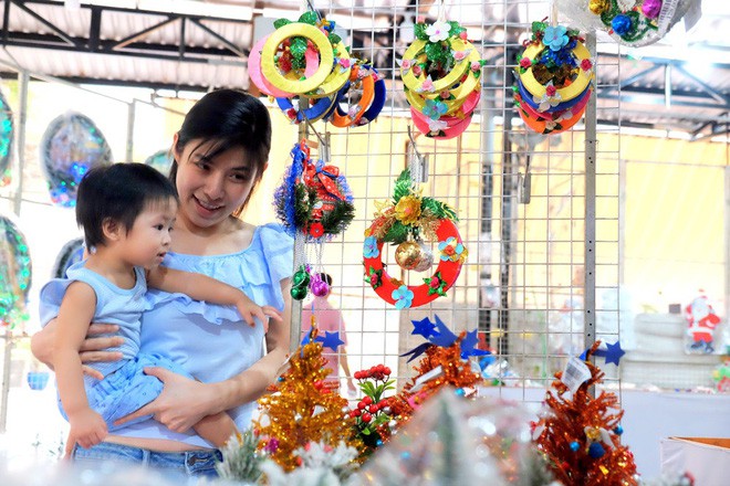 Cận ngày Giáng sinh, trái châu nhập khẩu từ Mỹ tiền triệu vẫn tấp nập người mua tại “chợ Noel” nổi tiếng Sài Gòn - Ảnh 3. Cận ngày Giáng sinh, trái châu nhập khẩu từ Mỹ tiền triệu vẫn tấp nập người mua tại “chợ Noel” nổi tiếng Sài Gòn - Ảnh 3.