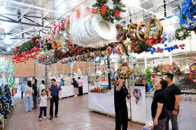 Cận ngày Giáng sinh, trái châu nhập khẩu từ Mỹ tiền triệu vẫn tấp nập người mua tại “chợ Noel” nổi tiếng Sài Gòn - Ảnh 5.