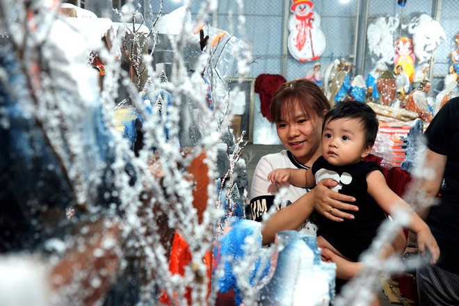 Cận ngày Giáng sinh, trái châu nhập khẩu từ Mỹ tiền triệu vẫn tấp nập người mua tại “chợ Noel” nổi tiếng Sài Gòn - Ảnh 9.