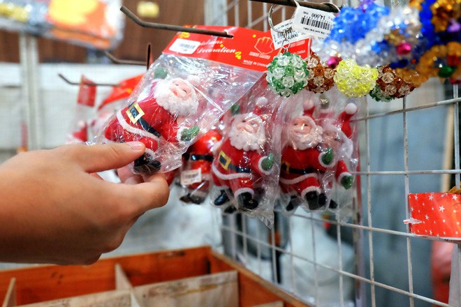 Cận ngày Giáng sinh, trái châu nhập khẩu từ Mỹ tiền triệu vẫn tấp nập người mua tại “chợ Noel” nổi tiếng Sài Gòn - Ảnh 6.
