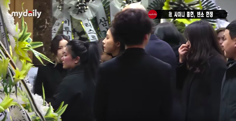 Bạn gái cũ nén đau đớn, lặng lẽ đến viếng Jonghyun (SHINee) vào tối muộn - Ảnh 1. Bạn gái cũ nén đau đớn, lặng lẽ đến viếng Jonghyun (SHINee) vào tối muộn - Ảnh 1.