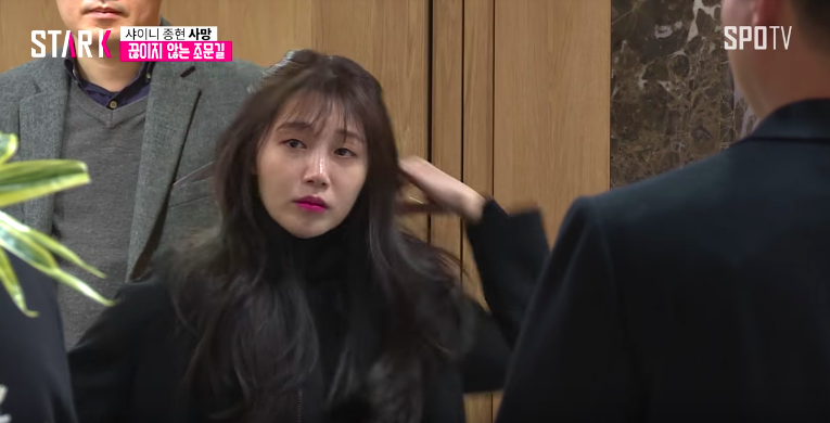 Bạn gái cũ nén đau đớn, lặng lẽ đến viếng Jonghyun (SHINee) vào tối muộn - Ảnh 5. Bạn gái cũ nén đau đớn, lặng lẽ đến viếng Jonghyun (SHINee) vào tối muộn - Ảnh 5.