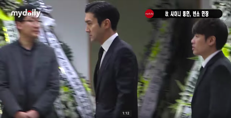 Bạn gái cũ nén đau đớn, lặng lẽ đến viếng Jonghyun (SHINee) vào tối muộn - Ảnh 6. Bạn gái cũ nén đau đớn, lặng lẽ đến viếng Jonghyun (SHINee) vào tối muộn - Ảnh 6.