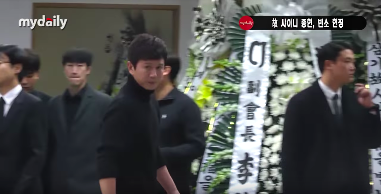 Bạn gái cũ nén đau đớn, lặng lẽ đến viếng Jonghyun (SHINee) vào tối muộn - Ảnh 7. Bạn gái cũ nén đau đớn, lặng lẽ đến viếng Jonghyun (SHINee) vào tối muộn - Ảnh 7.