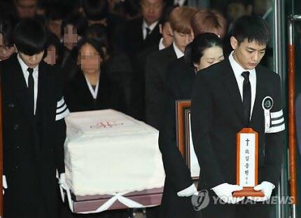 Các thành viên SHINee gục khóc trong giờ đưa linh cữu Jonghyun đến nơi an nghỉ cuối cùng - Ảnh 3.