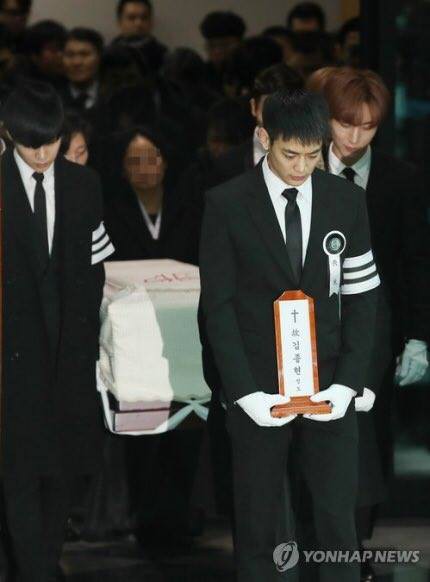 Các thành viên SHINee gục khóc trong giờ đưa linh cữu Jonghyun đến nơi an nghỉ cuối cùng - Ảnh 5.