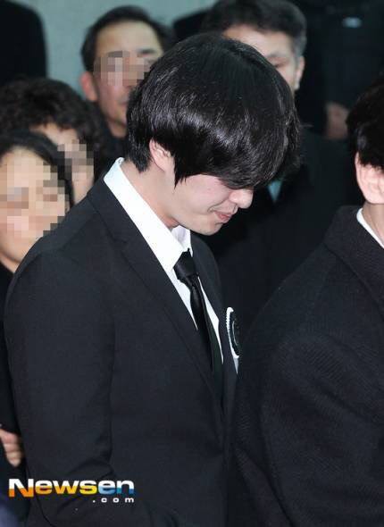 Các thành viên SHINee gục khóc trong giờ đưa linh cữu Jonghyun đến nơi an nghỉ cuối cùng - Ảnh 8.