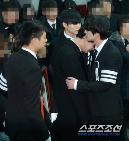 Các thành viên SHINee gục khóc trong giờ đưa linh cữu Jonghyun đến nơi an nghỉ cuối cùng - Ảnh 10.