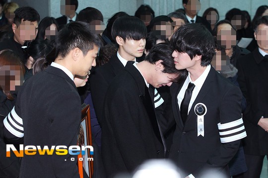 Những khoảnh khắc nhói lòng trong đám tang của Jonghyun (SHINee) - Ảnh 2.