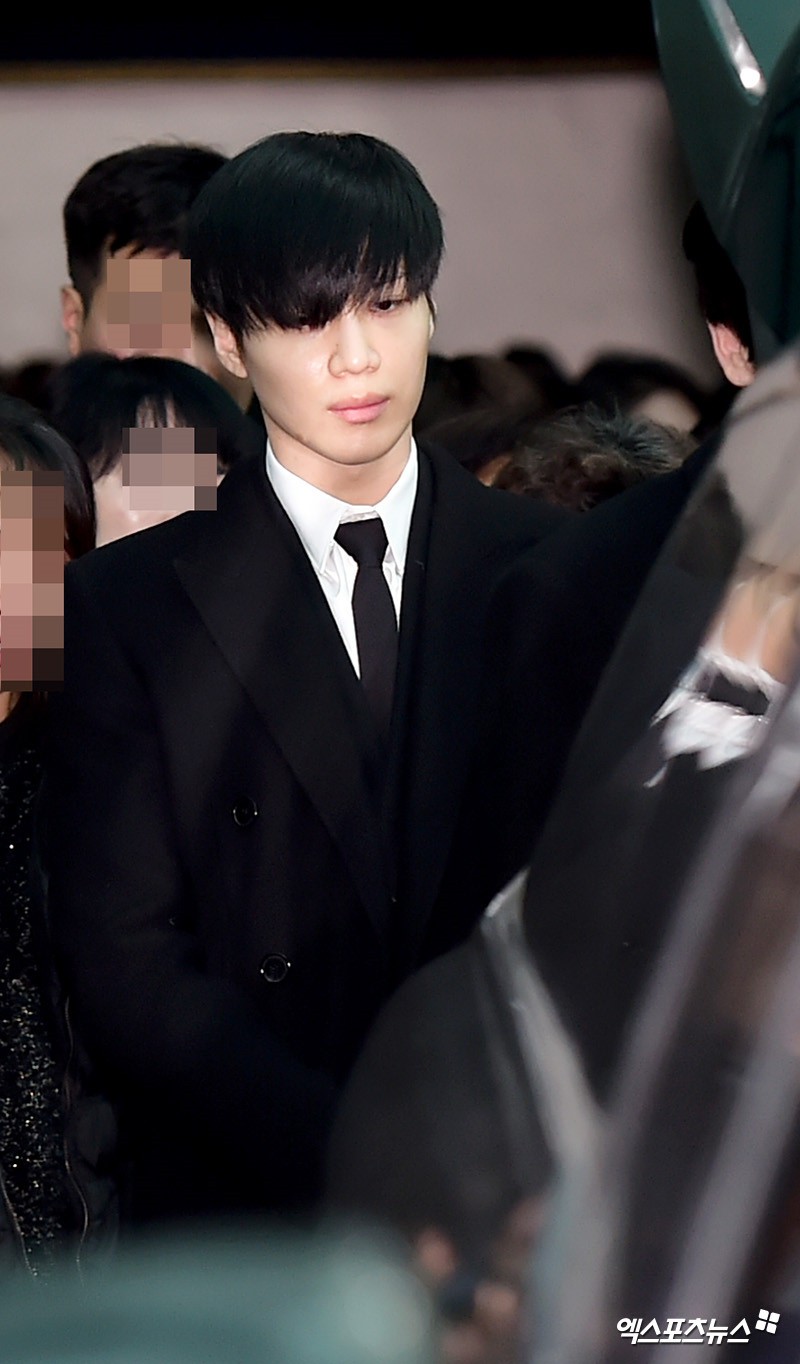 Những khoảnh khắc nh&oacute;i l&ograve;ng trong đ&aacute;m tang của Jonghyun (SHINee) - Ảnh 6.