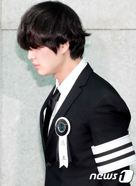Những khoảnh khắc nhói lòng trong đám tang của Jonghyun (SHINee) - Ảnh 9.