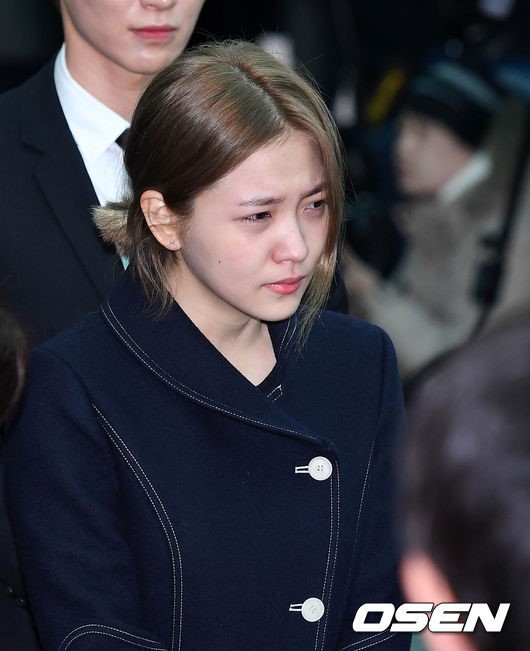 Những khoảnh khắc nhói lòng trong đám tang của Jonghyun (SHINee) - Ảnh 15.