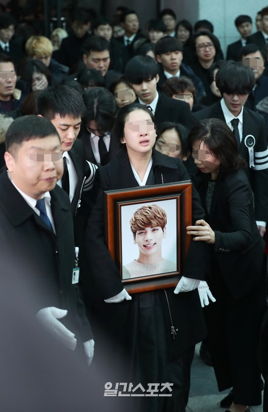 Những khoảnh khắc nhói lòng trong đám tang của Jonghyun (SHINee) - Ảnh 5.