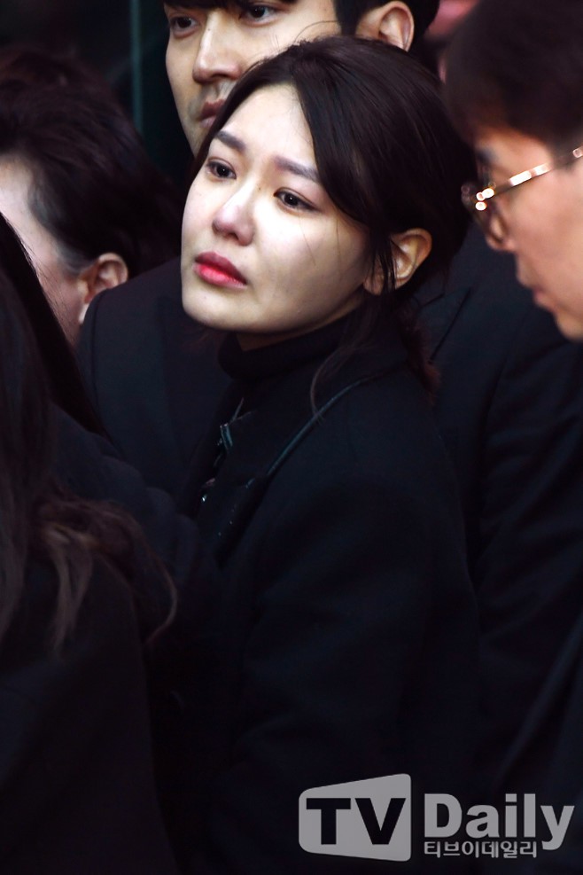 Những khoảnh khắc nhói lòng trong đám tang của Jonghyun (SHINee) - Ảnh 11.