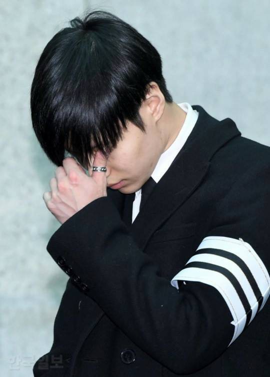 Những khoảnh khắc nhói lòng trong đám tang của Jonghyun (SHINee) - Ảnh 7.