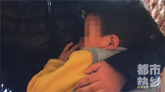 Bé 3 tuổi lười ăn bị cô giáo mầm non phạt bằng cách dán băng dính vào miệng - Ảnh 2.