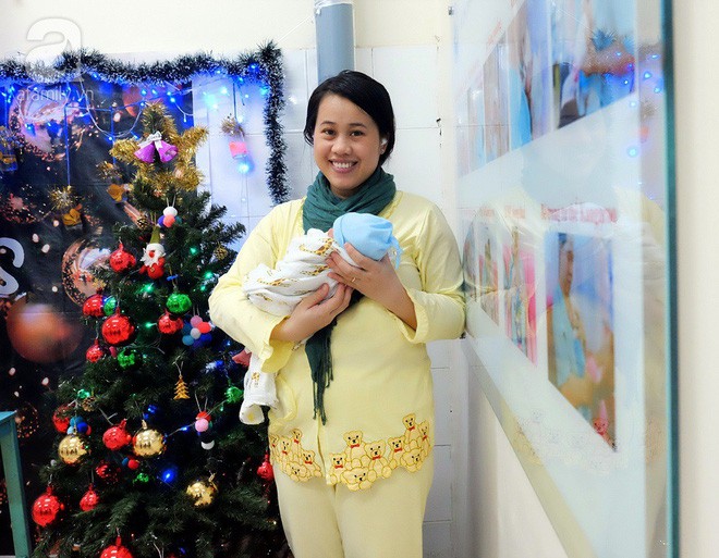 Những em bé “nằm trên ngực mẹ” đón giáng sinh đầu tiên ấm áp trong bệnh viện - Ảnh 9.