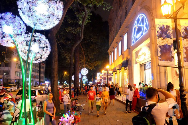 Cận kề Noel ở Sài Gòn: Nơi có “tuyết rơi” lung linh, nơi chi bạc triệu trang trí giáng sinh - Ảnh 1.