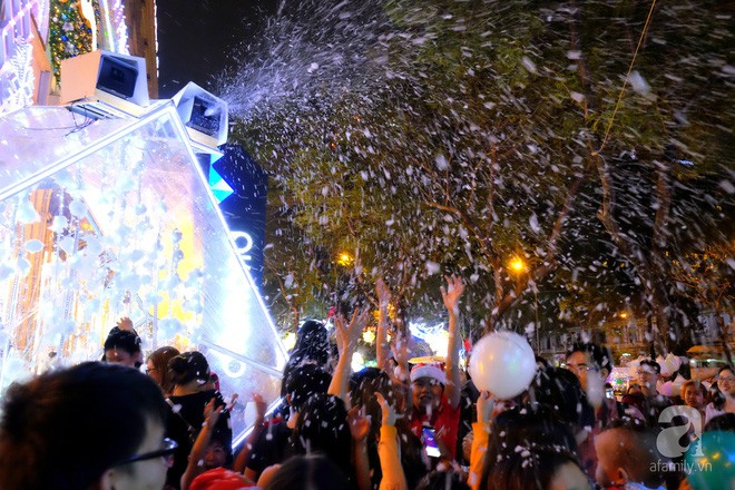 Cận kề Noel ở Sài Gòn: Nơi có “tuyết rơi” lung linh, nơi chi bạc triệu trang trí giáng sinh - Ảnh 2.