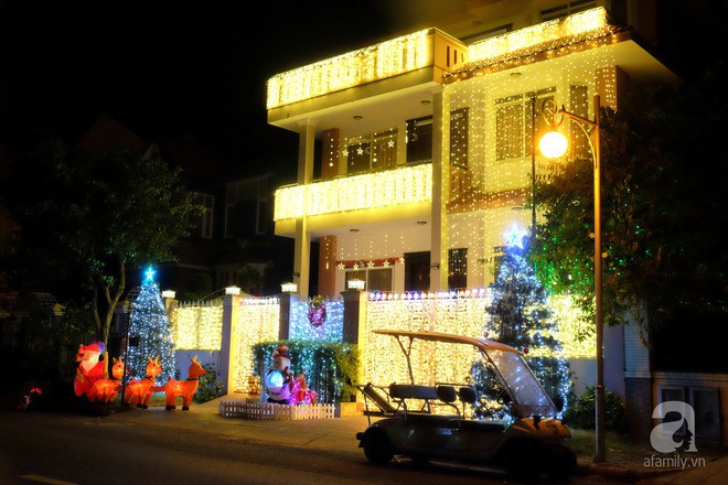 Cận kề Noel ở Sài Gòn: Nơi có “tuyết rơi” lung linh, nơi chi bạc triệu trang trí giáng sinh - Ảnh 5. Cận kề Noel ở Sài Gòn: Nơi có “tuyết rơi” lung linh, nơi chi bạc triệu trang trí giáng sinh - Ảnh 5.