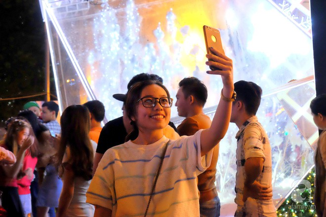 Cận kề Noel ở Sài Gòn: Nơi có “tuyết rơi” lung linh, nơi chi bạc triệu trang trí giáng sinh - Ảnh 3. Cận kề Noel ở Sài Gòn: Nơi có “tuyết rơi” lung linh, nơi chi bạc triệu trang trí giáng sinh - Ảnh 3.