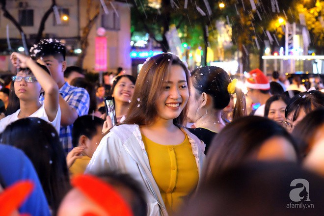 Cận kề Noel ở Sài Gòn: Nơi có “tuyết rơi” lung linh, nơi chi bạc triệu trang trí giáng sinh - Ảnh 4. Cận kề Noel ở Sài Gòn: Nơi có “tuyết rơi” lung linh, nơi chi bạc triệu trang trí giáng sinh - Ảnh 4.