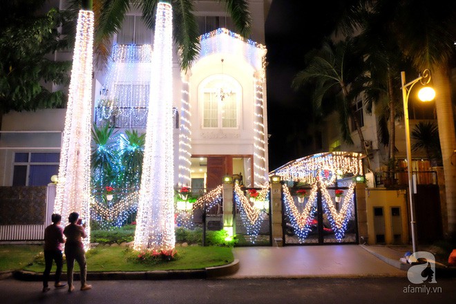 Cận kề Noel ở Sài Gòn: Nơi có “tuyết rơi” lung linh, nơi chi bạc triệu trang trí giáng sinh - Ảnh 16. Cận kề Noel ở Sài Gòn: Nơi có “tuyết rơi” lung linh, nơi chi bạc triệu trang trí giáng sinh - Ảnh 16.