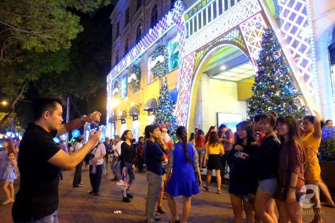 Cận kề Noel ở Sài Gòn: Nơi có “tuyết rơi” lung linh, nơi chi bạc triệu trang trí giáng sinh - Ảnh 9. Cận kề Noel ở Sài Gòn: Nơi có “tuyết rơi” lung linh, nơi chi bạc triệu trang trí giáng sinh - Ảnh 9.