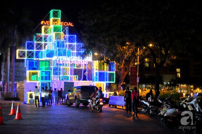 Cận kề Noel ở Sài Gòn: Nơi có “tuyết rơi” lung linh, nơi chi bạc triệu trang trí giáng sinh - Ảnh 17. Cận kề Noel ở Sài Gòn: Nơi có “tuyết rơi” lung linh, nơi chi bạc triệu trang trí giáng sinh - Ảnh 17.