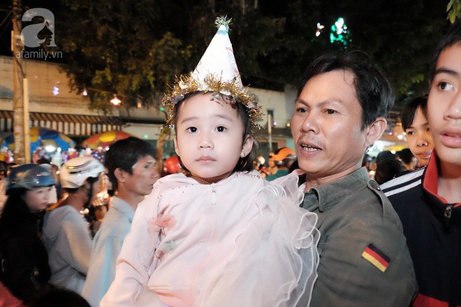 Sợ đ&ocirc;ng đ&uacute;c ở trung t&acirc;m, nhiều người đổ về x&oacute;m đạo lớn nhất S&agrave;i G&ograve;n, b&atilde;i xe tự ph&aacute;t hốt bạc m&ugrave;a Gi&aacute;ng sinh - Ảnh 11.