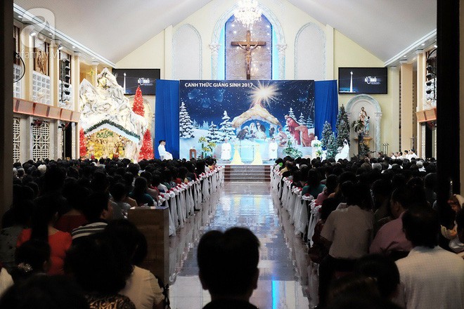 Sợ đ&ocirc;ng đ&uacute;c ở trung t&acirc;m, nhiều người đổ về x&oacute;m đạo lớn nhất S&agrave;i G&ograve;n, b&atilde;i xe tự ph&aacute;t hốt bạc m&ugrave;a Gi&aacute;ng sinh - Ảnh 8.