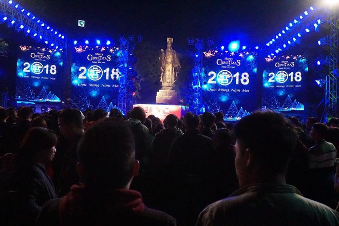 Hàng vạn người xuống phố, hào hứng đón Giáng sinh trong tiết trời đẹp - Ảnh 16. Hàng vạn người xuống phố, hào hứng đón Giáng sinh trong tiết trời đẹp - Ảnh 16.