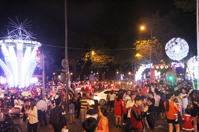 Hàng vạn người xuống phố, hào hứng đón Giáng sinh trong tiết trời đẹp - Ảnh 33. Hàng vạn người xuống phố, hào hứng đón Giáng sinh trong tiết trời đẹp - Ảnh 33.