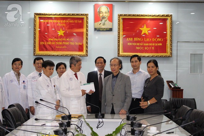 Bệnh viện ở Sài Gòn tặng 100 triệu đồng tiền thưởng ghép thận cho bà con vùng bão Tembin - Ảnh 2.