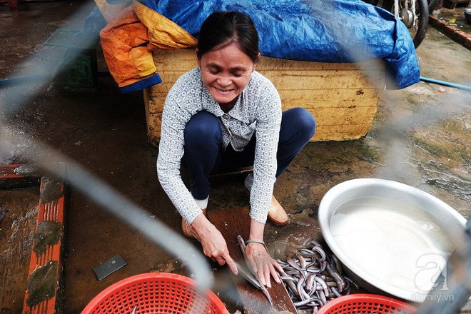 Bão tan, người dân miền Tây hứng khởi sửa thuyền chờ ra khơi - Ảnh 5.