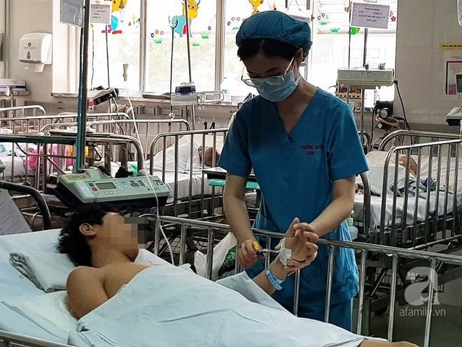 Phú Yên: Bé trai 12 tuổi phải đu cầu thang vào lớp vì khối bướu cực “khủng” chiếm trọn lồng ngực phải - Ảnh 2. Phú Yên: Bé trai 12 tuổi phải đu cầu thang vào lớp vì khối bướu cực “khủng” chiếm trọn lồng ngực phải - Ảnh 2.
