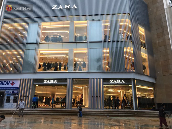 Năm 2017, chỉ khi Zara nắm tay H&M về Việt Nam, giới trẻ Việt mới có những ngày xếp hàng và mua sắm bùng nổ đến vậy - Ảnh 1.