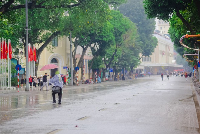 Mưa cả ngày, người Hà Nội đổ về các TTTM mua sắm và vui chơi ngày đầu nghỉ lễ Tết Dương lịch - Ảnh 1.