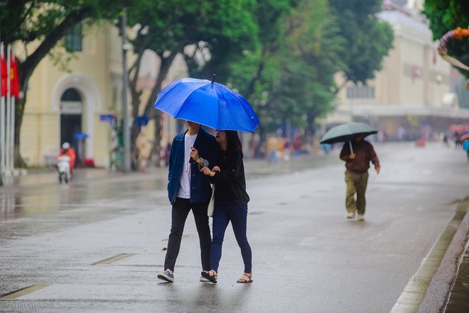 Mưa cả ngày, người Hà Nội đổ về các TTTM mua sắm và vui chơi ngày đầu nghỉ lễ Tết Dương lịch - Ảnh 2.