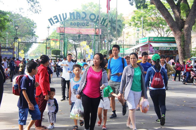 Trời tạnh ráo, nắng ấm người dân Hà Nội, Sài Gòn đổ dồn về khu trung tâm thưởng thức không khí Tết sớm - Ảnh 18.