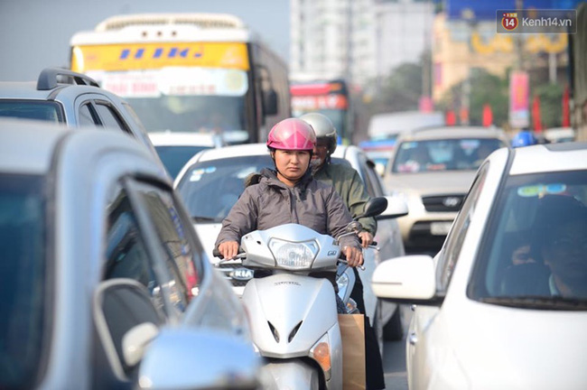 Chùm ảnh: Chiều 28 Tết, người dân lỉnh kỉnh đồ đạc về quê, nhiều tuyến đường ở Hà Nội ùn tắc - Ảnh 11.
