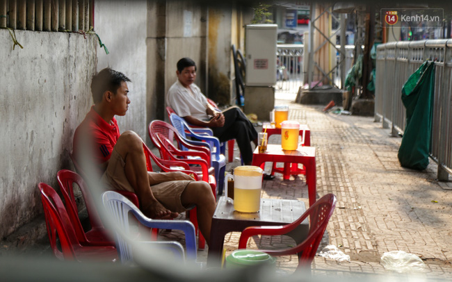 Chóng mặt vì đi bộ trên vỉa hè bị rào chắn như mê cung ở bệnh viện Chợ Rẫy Sài Gòn - Ảnh 11.