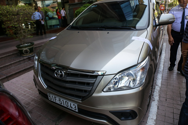 Ô tô Audi của hoa hậu Thu Hoài bị niêm phong đưa về phường do lấn chiếm vỉa hè Sài Gòn - Ảnh 12.